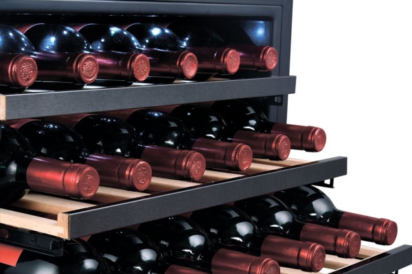 Монотемпературный винный шкаф Temptech SOMZ45SB