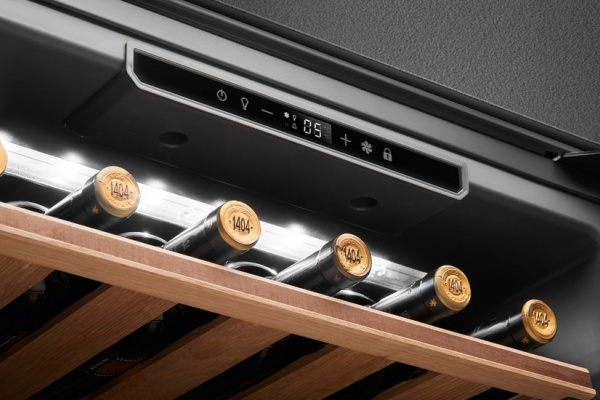 Монотемпературный винный шкаф Smeg CVI621NR3